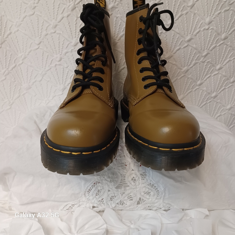 Dr. Martens Women SZ 8 Black and Brown Boots look at the photos there are detail - Picture 4 of 15
